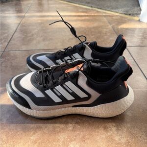 Adidas ULTRABOOST 22 COLD.RDY 2.0 RUNNING
SHOES - Size W7.5
